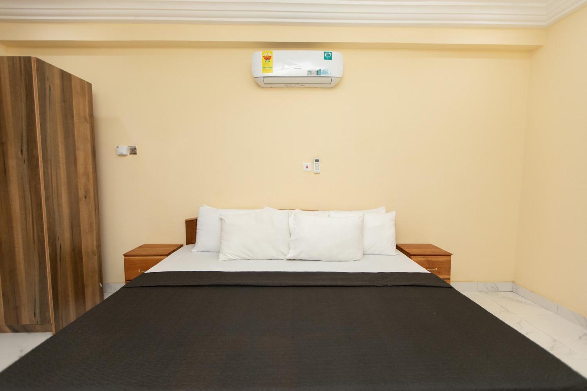Washington Apartments - Just 25Mins Drive From The Airport Kwashieman Bagian luar foto