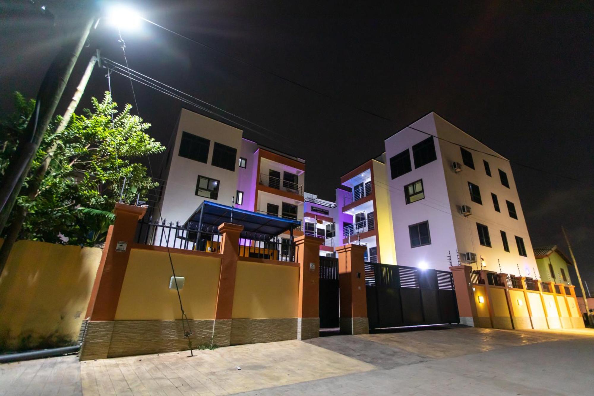 Washington Apartments - Just 25Mins Drive From The Airport Kwashieman Bagian luar foto