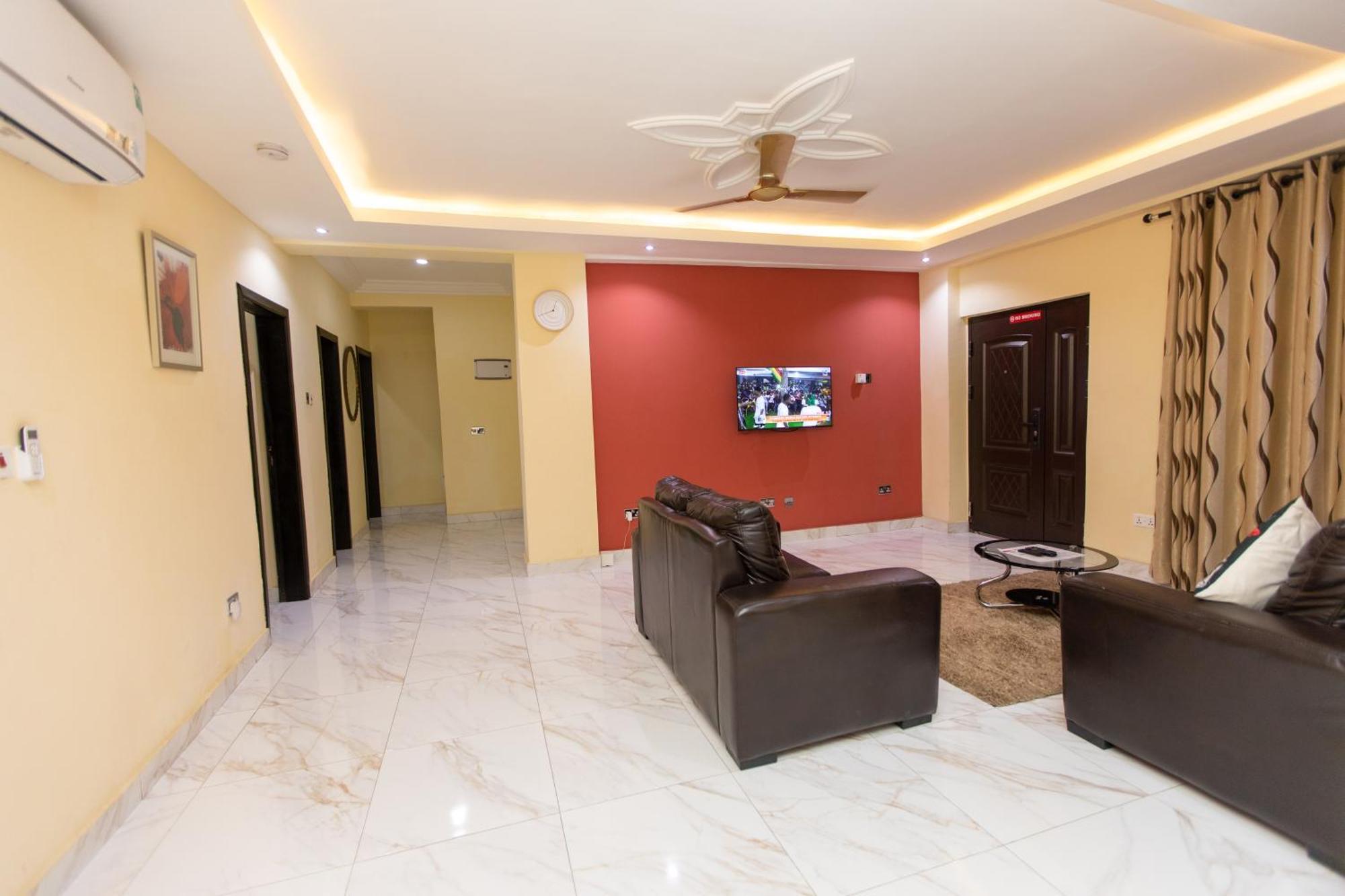 Washington Apartments - Just 25Mins Drive From The Airport Kwashieman Bagian luar foto