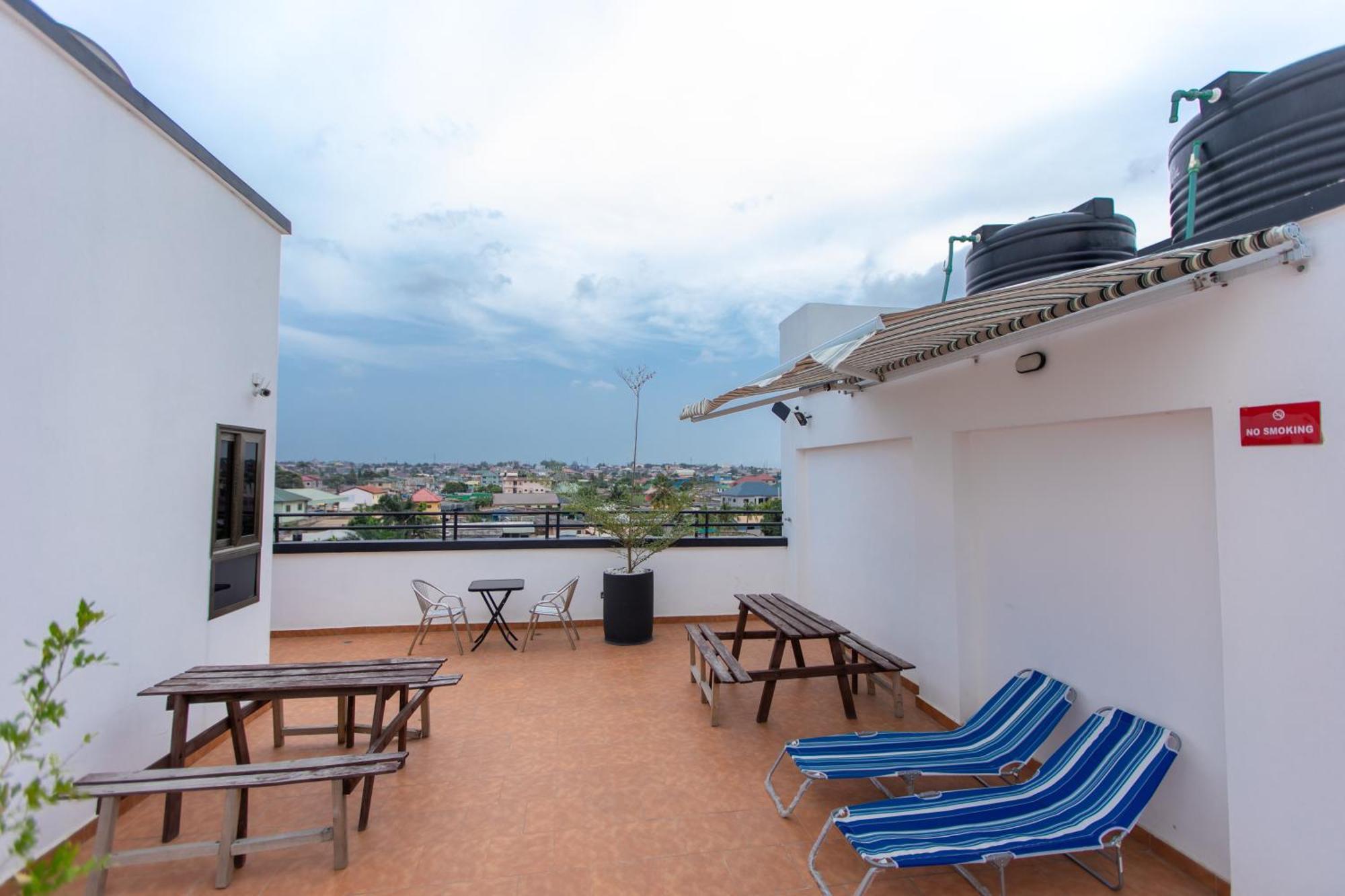 Washington Apartments - Just 25Mins Drive From The Airport Kwashieman Bagian luar foto