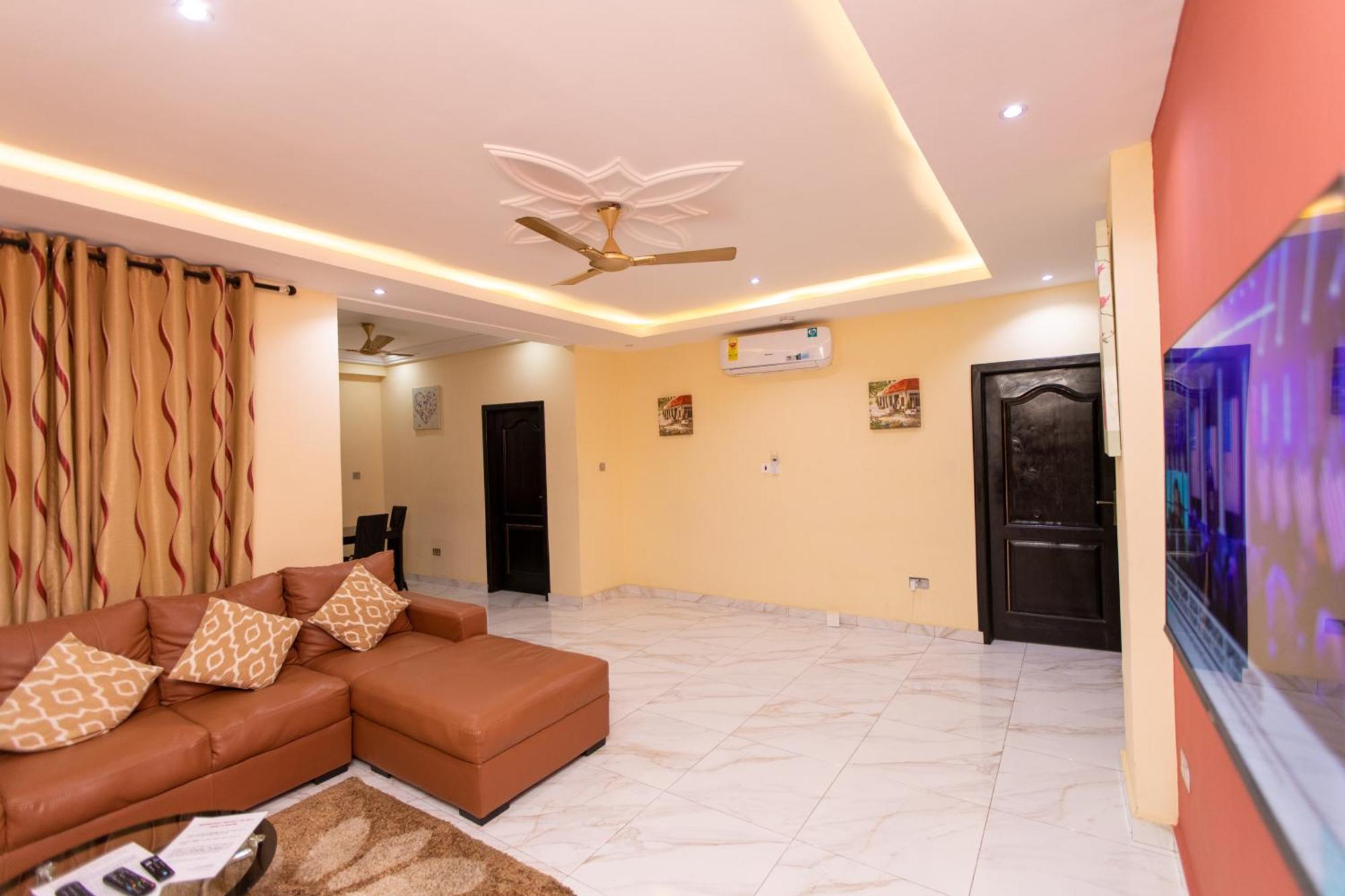 Washington Apartments - Just 25Mins Drive From The Airport Kwashieman Bagian luar foto